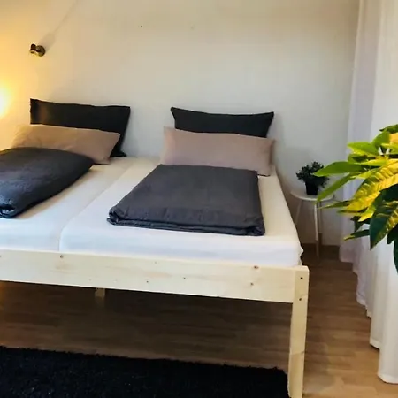 - Gästezimmer In *